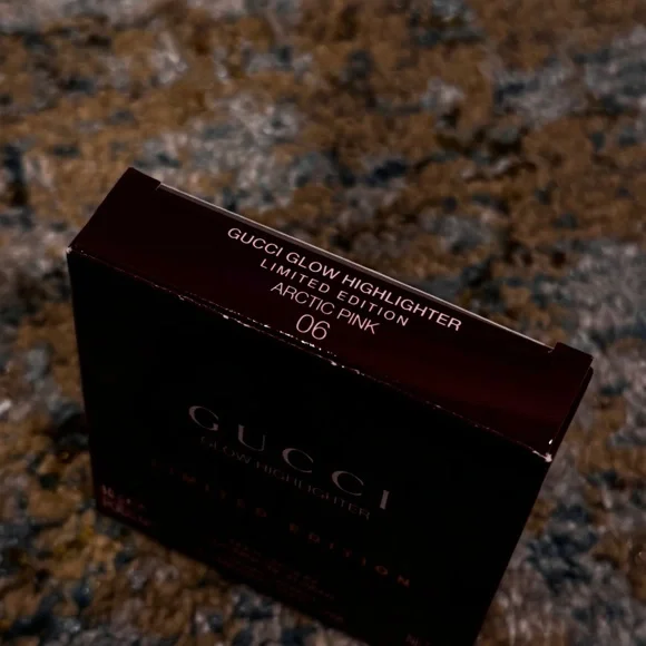 06, Limited-Edition Gucci Glow Highlighter Powder - Picture 3 of 5